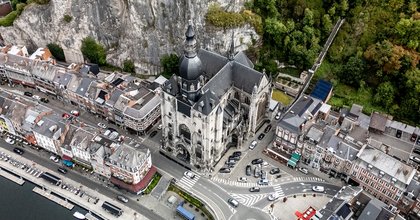 Entrave méchante à la circulation devant la Collégiale de Dinant, suivie d'une claque au visage Place Patenier