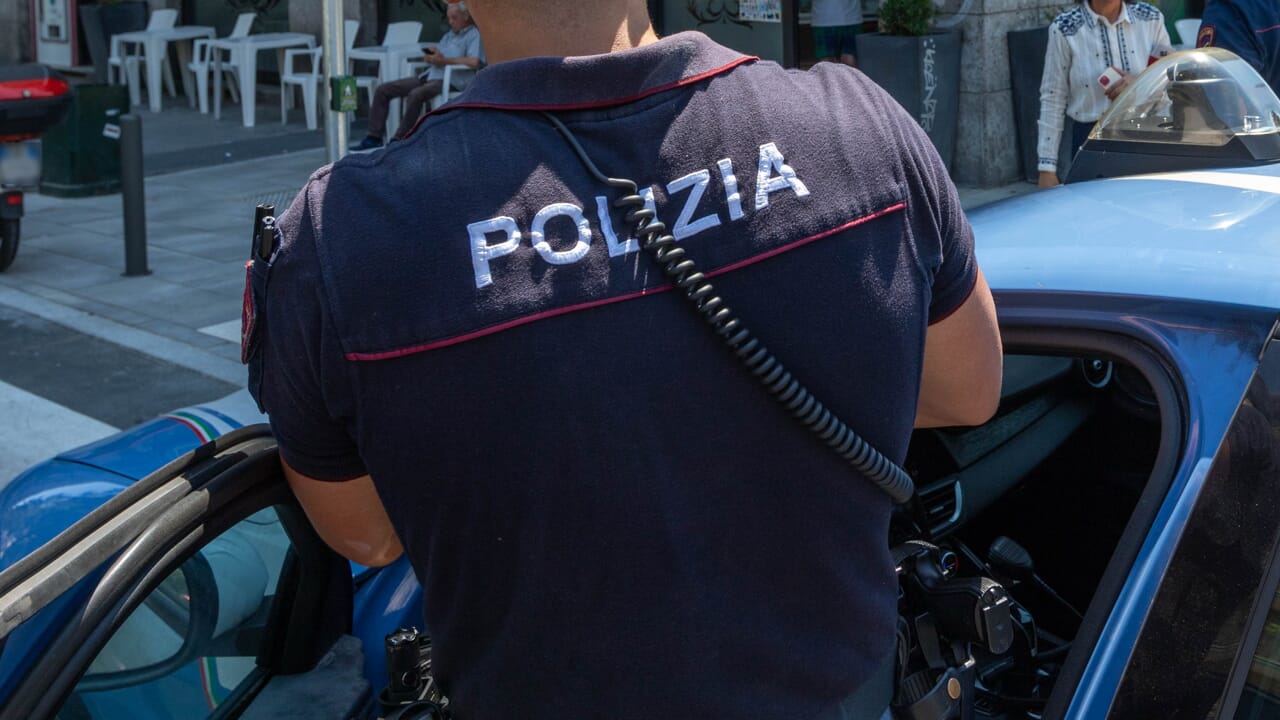 Afferrata e scippata della catenina in zona Cenisio: arrestato dopo l'inseguimento