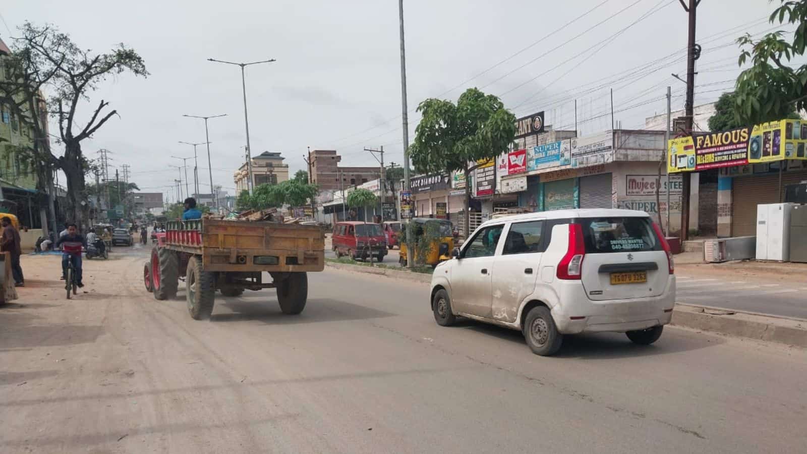 Poor lighting, potholes plague Barkas-Pahadishareef road