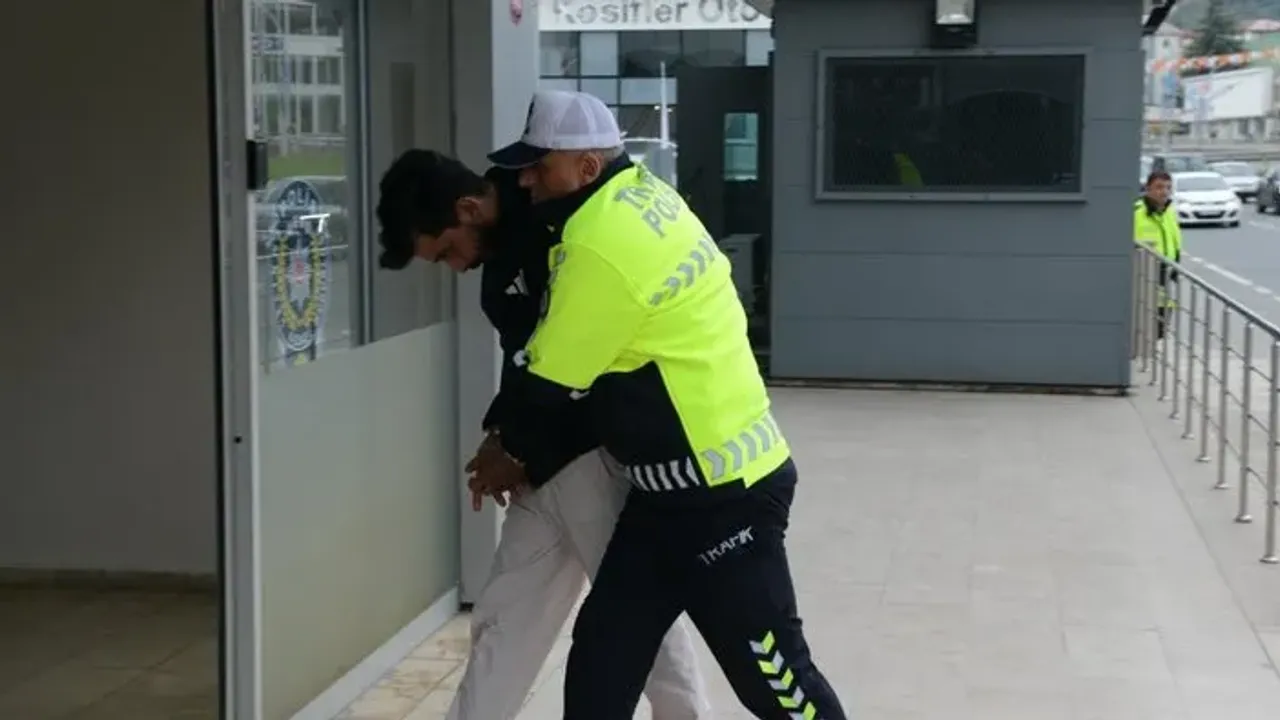 Trabzon’da Polise Çarpıp Kaçan Sürücü Rize’de Yakalandı