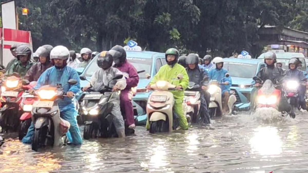 Banjir di Jalan DI Panjaitan Jaktim, Lalu Lintas Padat Merayap