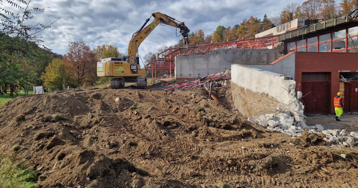 Zprávy z jižních Čech: V Českém Krumlově začala demolice bazénu. Loni vyhořel po neobratné likvidaci sršního hnízda (audio)