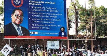 Malawi’s former president, Peter Mutharika, takes an early lead against incumbent, Lazarus Chakwera