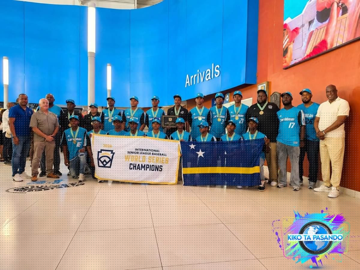 Minister Sithree “Cey” van Heydoorn presente na airport Hato, tabata pa risibi nos ekipo di Señior League ku a titula kampeon Internashonal i sub kampeon di Mundu.