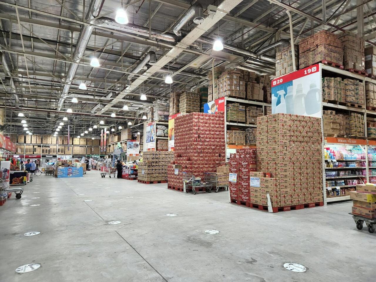 How custom labeling enhances customer experience in large-scale retail?