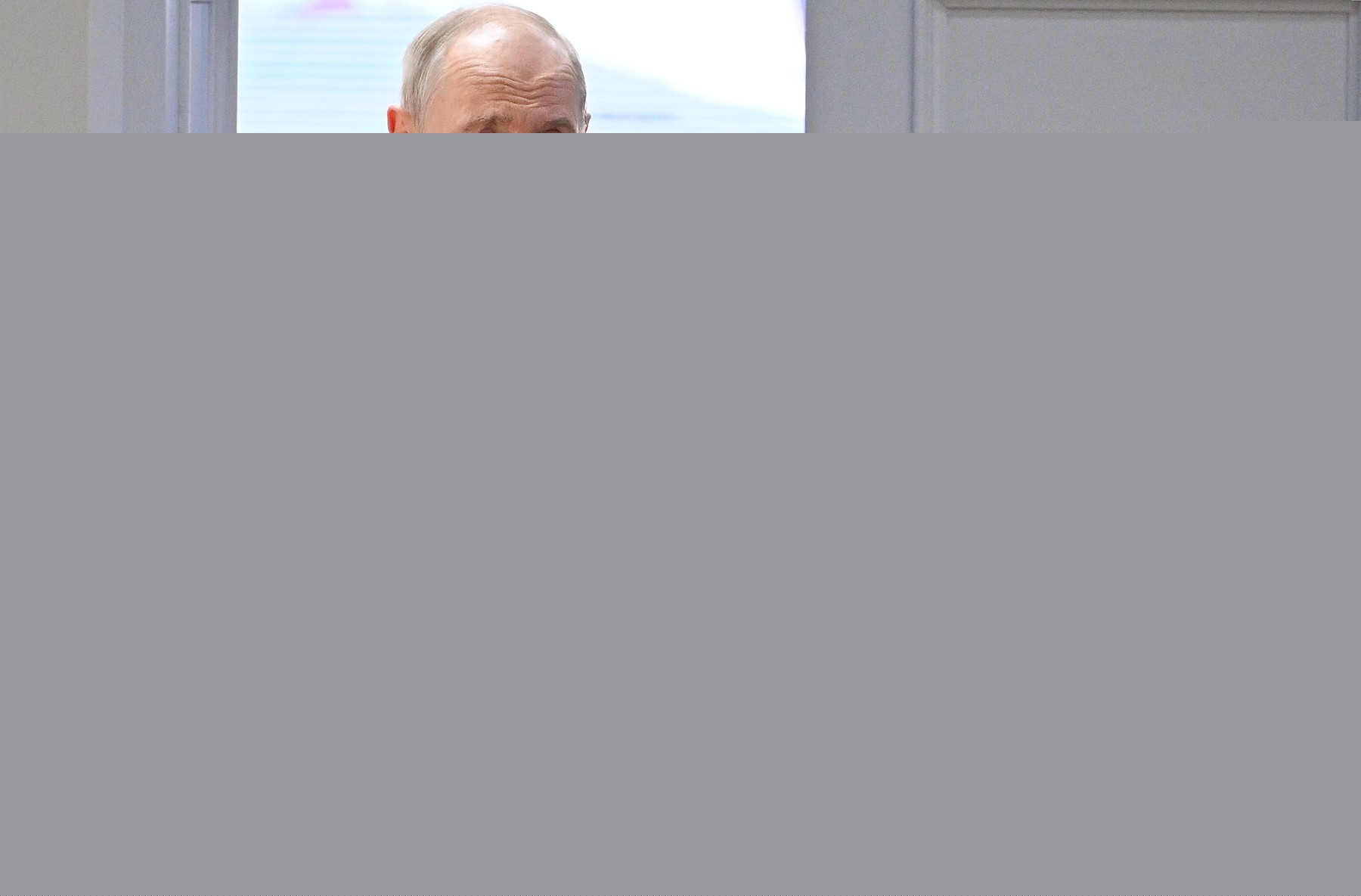 Locuitorilor din Siberia li s-a spus să stea în case și să țină ferestrele închise în timpul vizitei lui Putin
