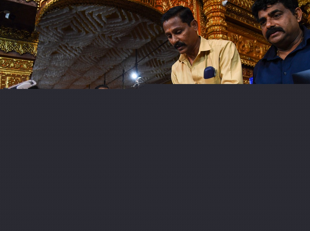 Gold reaches record high, poised for best month in 14 years