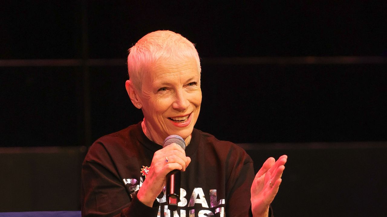 Annie Lennox, che a 70 anni ha scoperto di soffrire di ADHD: «Non è una cosa facile con cui convivere, ma è anche un superpotere». Il perché delle diagnosi tardive