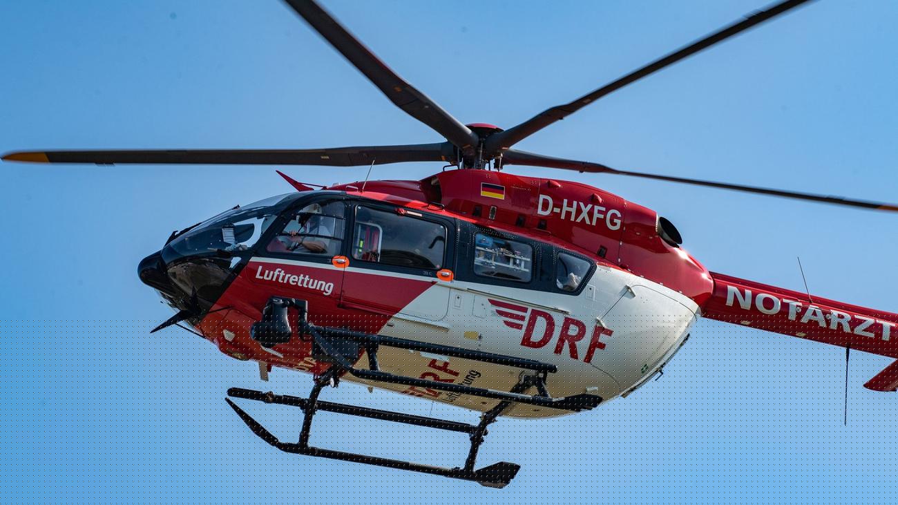 Überholmanöver geht schief: Motorradfahrer nach Unfall in tiefen Graben geschleudert