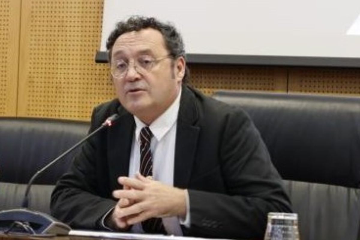 ¿Puede un fiscal jefe ser penalmente responsable por una comunicación institucional sin dolo ni iniciativa propia?