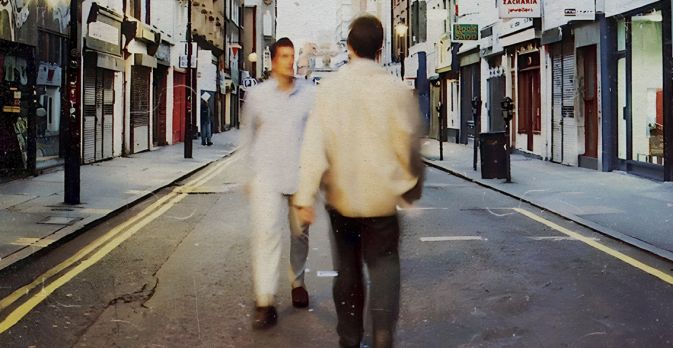 Oasis - I 30 anni di "(Whats The Story) Morning Glory?", l'elisir britpop per lo stardom dei fratelli Gallagher