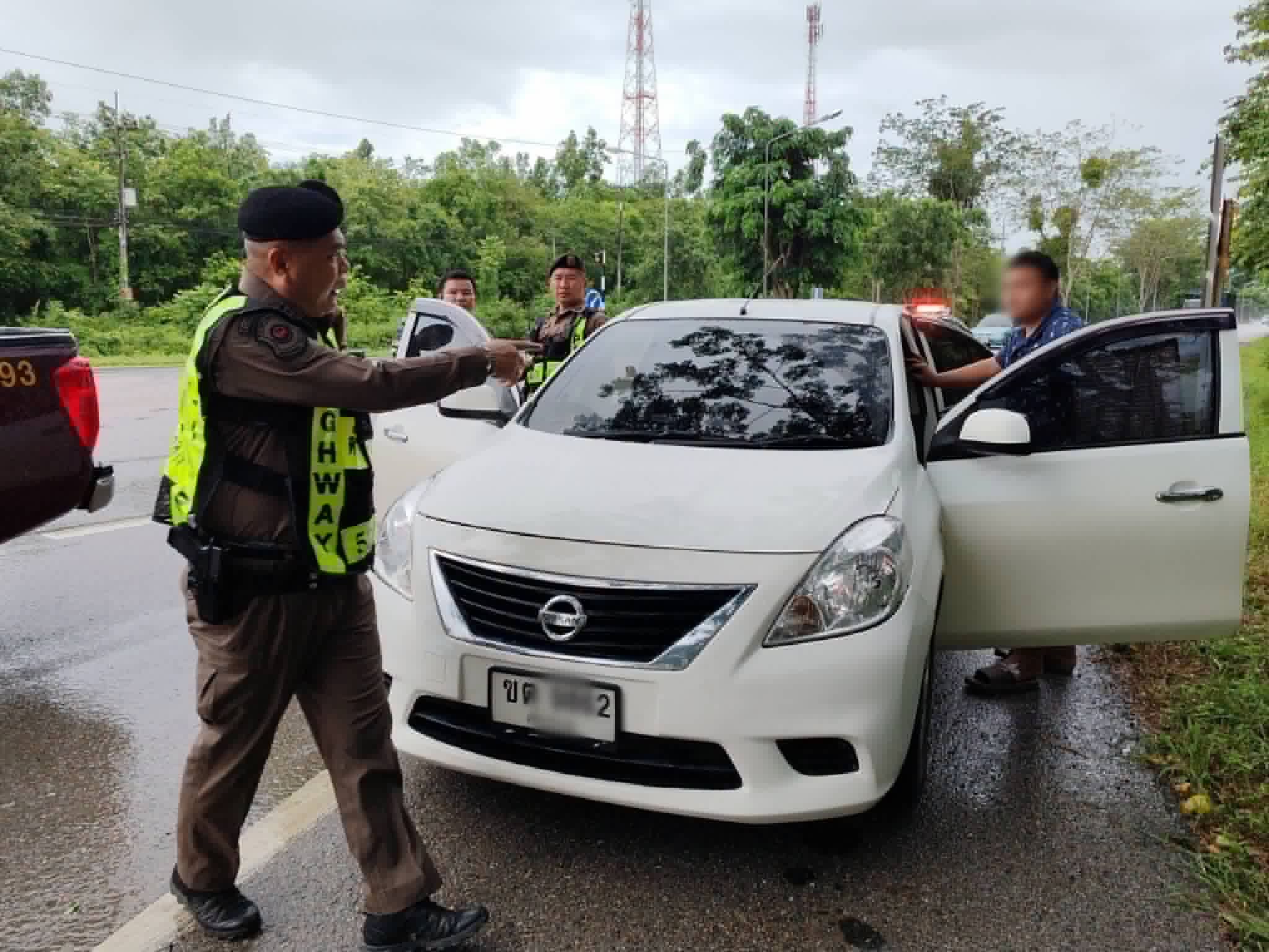Highway Police Intercept 5 Undocumented Chinese Nationals in Lampang