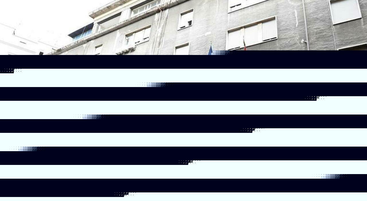 Notte di follia in ospedale a Napoli, pregiudicato ferisce quattro poliziotti: &laquo;Vi sfondo tutti&raquo;