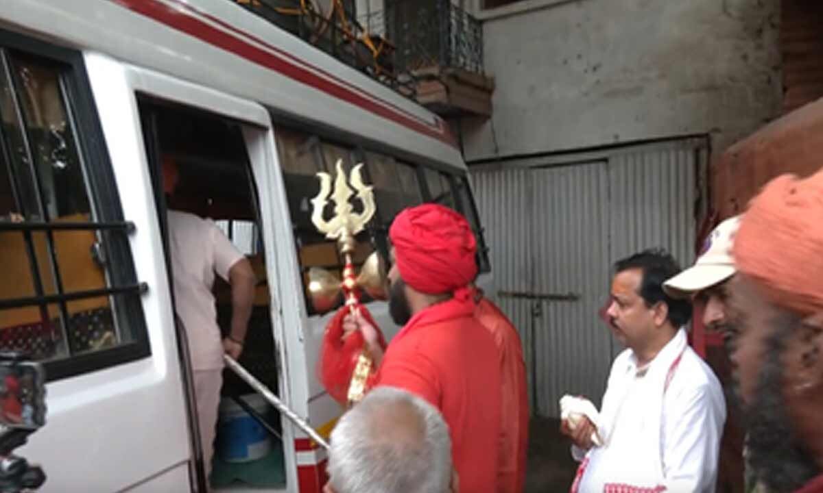 ‘Chhari Mubarak’ leaves Dashnami Akkara temple in Srinagar for Amarnath Cave shrine