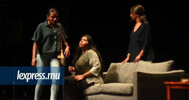 Création théâtrale : Trois femmes ordinaires, manipulations extraordinaires