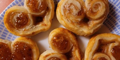 Rezept mit nur zwei Zutaten und großer Wirkung: Schnelle gefüllte Blätterteig-Herzen mit Marmelade