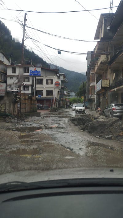 Potholes, Slips, Stalled Journeys: Left Bank Road Deterioration Hits Kullu-Manali Tourism Hard