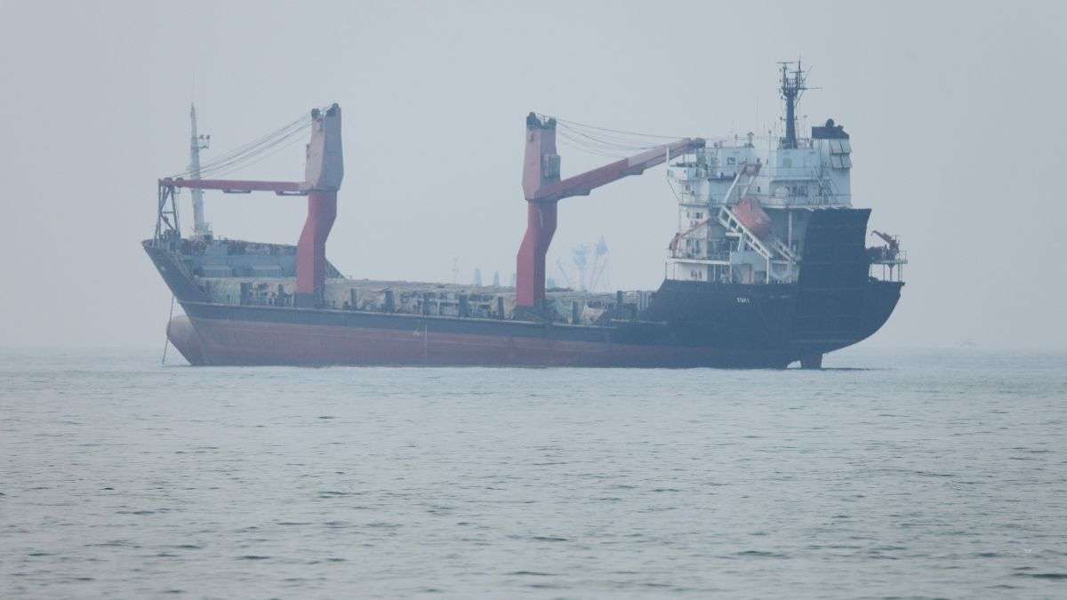 Iran, Oman close to deal on Hormuz shipping route. Can it lead to a peace agreement with US?
