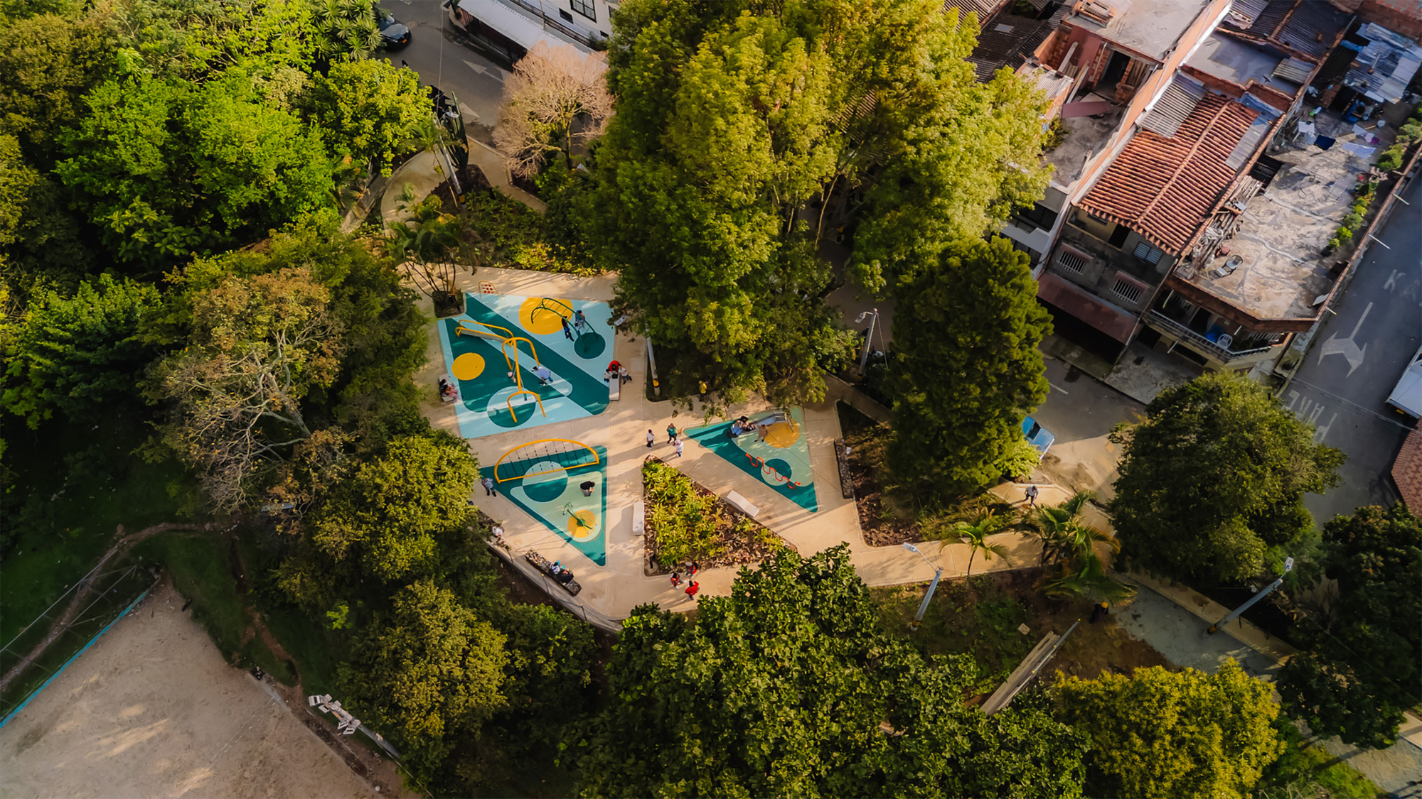 Medellín Children's Playground Network: Tejiendo Hogares / Juguemos en el Parque / Alcaldía de Medellín