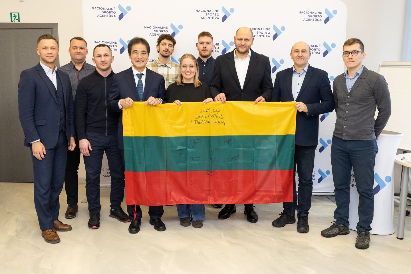 Valstybės premijų čekiai šalies kurčiųjų rinktinei – iš Japonijos ambasadoriaus Lietuvoje rankų