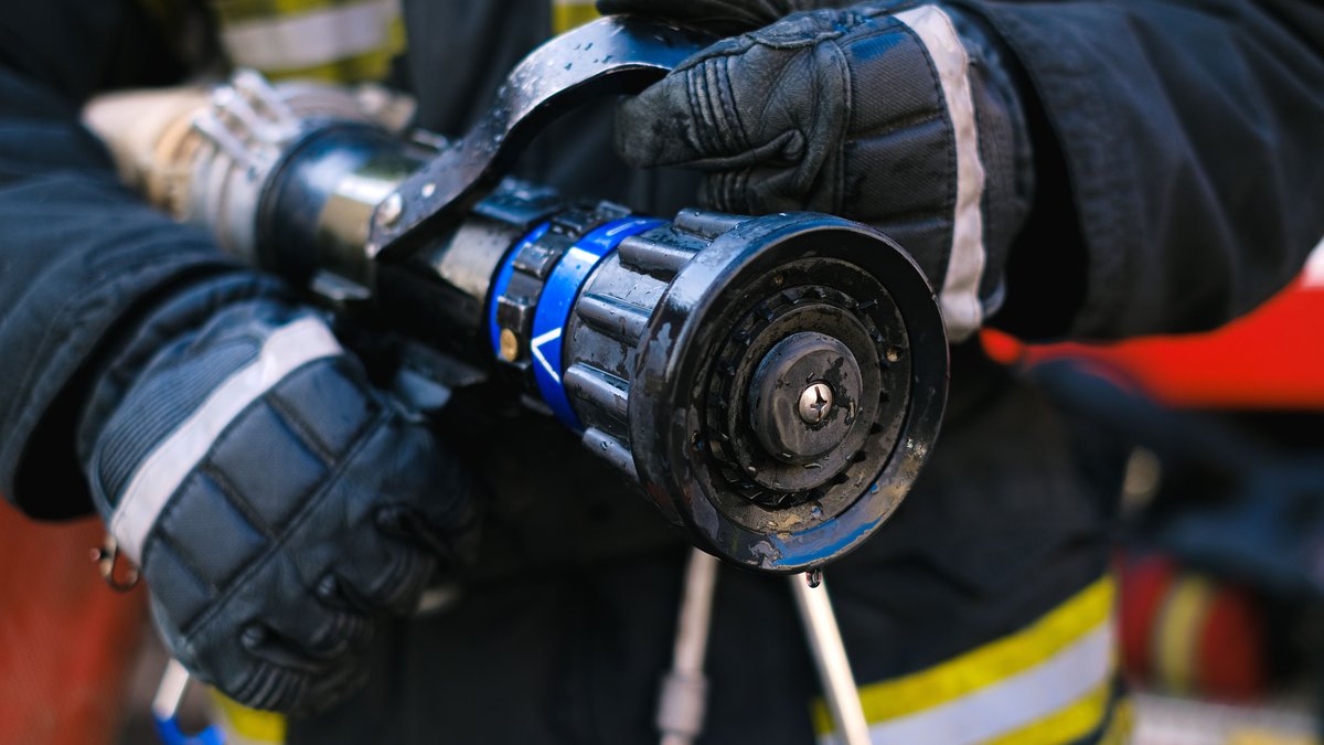 Incendies : un maire emprunte du matériel aux pompiers pour protéger sa maison secondaire, menacée par les flammes dans le Var... et suscite l'indignation