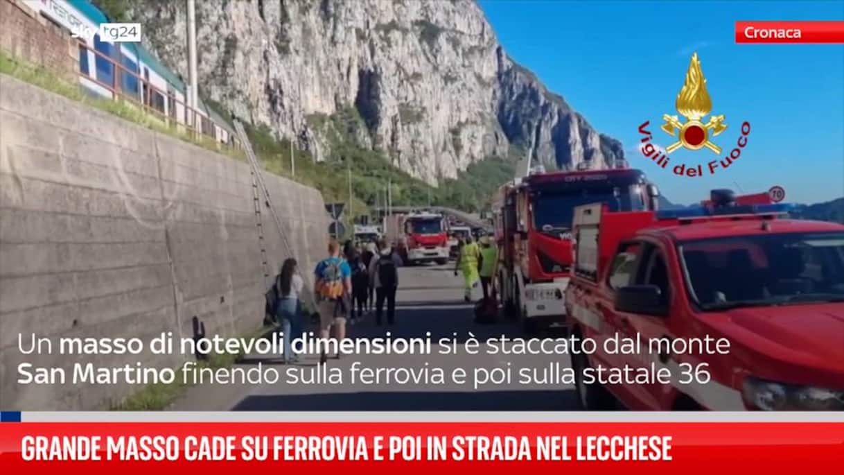 Grande masso cade su ferrovia e poi in strada nel Lecchese