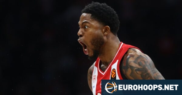 Vezenkov and Jones lead Olympiacos past Barcelona