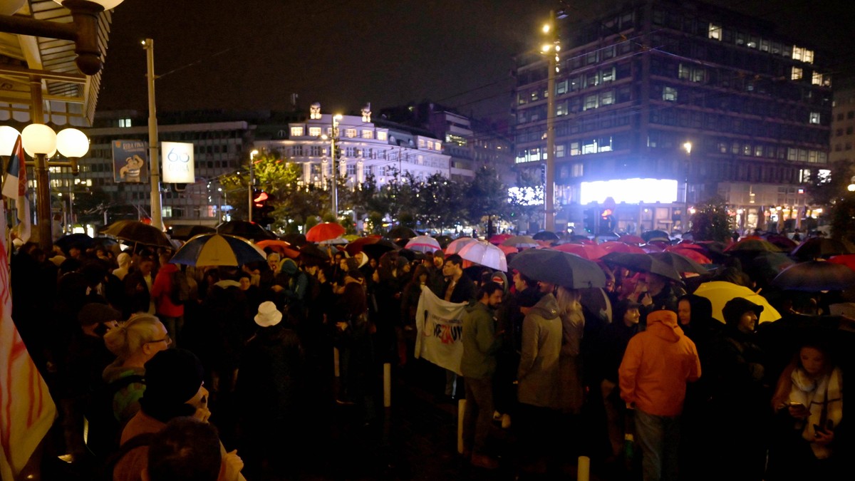 Održan protest ispred Narodnog pozorišta: Glumci traže ostavke (foto/video)