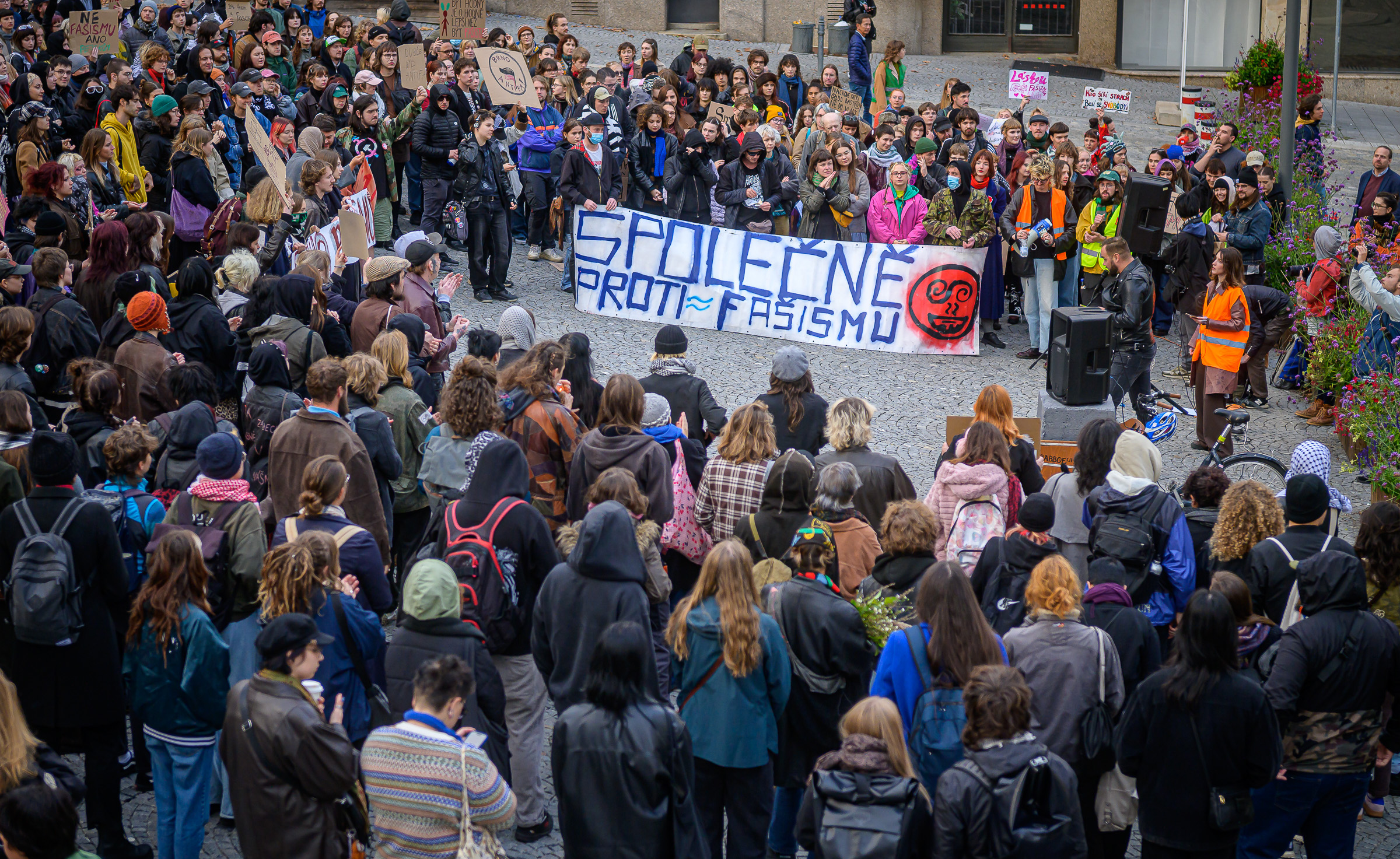 FOTOGALERIE: „Smrt fašismu!“ V Brně protestovaly stovky lidí proti nenávisti a represím