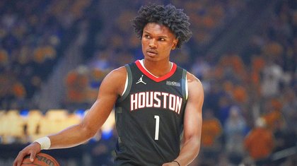 Rockets’ Amen Thompson keeps dunking on the Spurs
