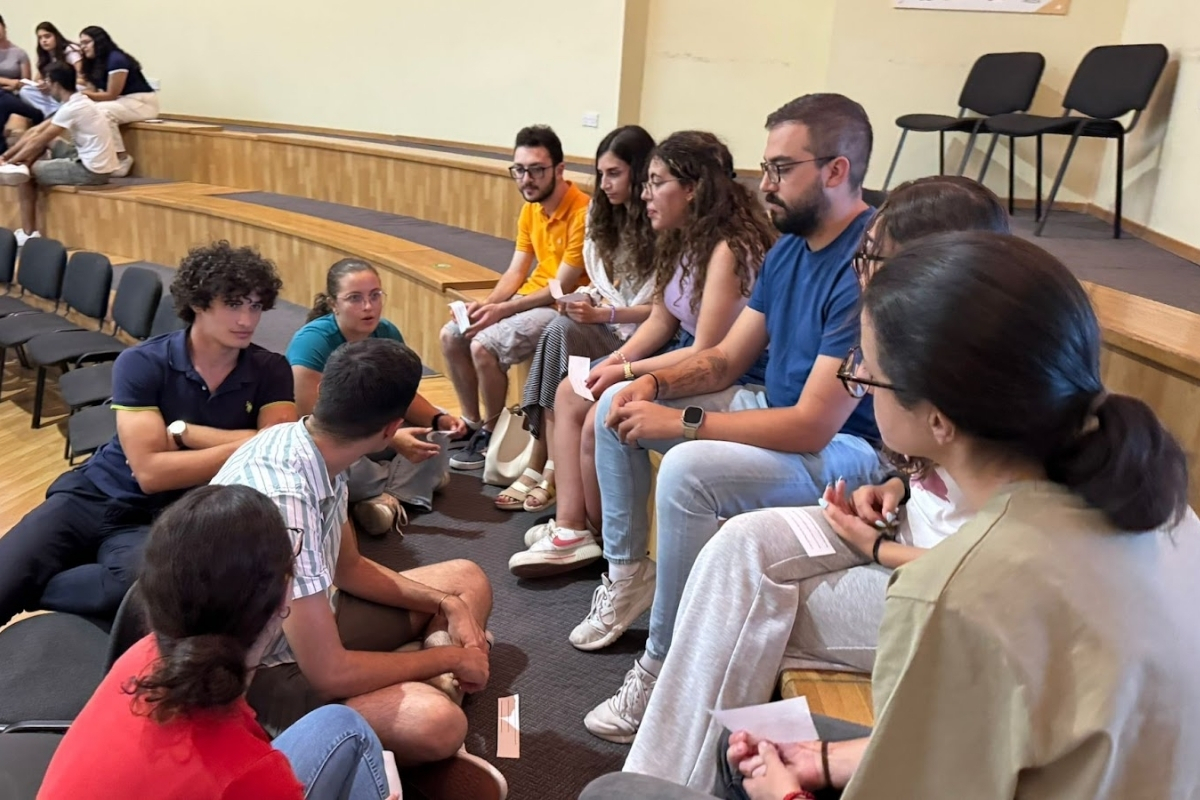 Studenti voluntiera Maltin jerġgħu jqanqlu l-memorji fil-Kappella tal-Università