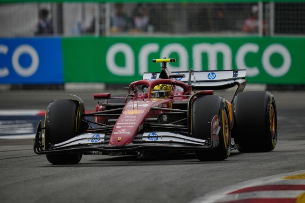 F1, Lewis Hamilton sotto investigazione a Singapore: possibile penalità in griglia?