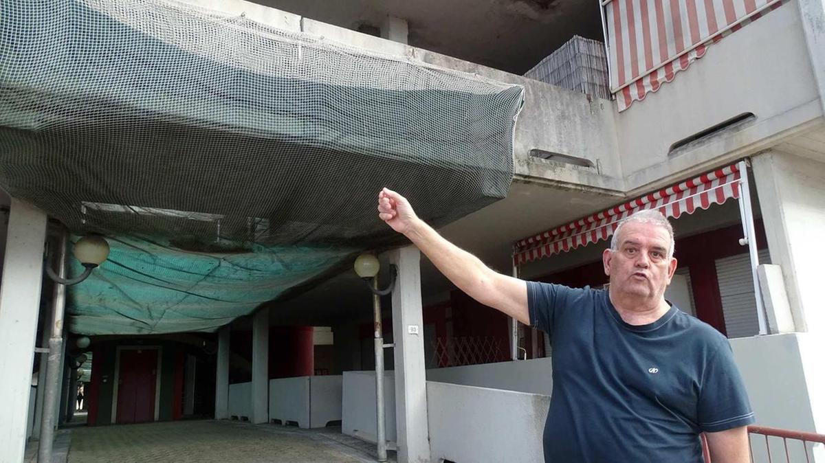 Viaggio nel condominio popolare. Circondato da reti e transenne: "per proteggerci dai calcinacci"