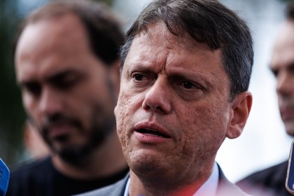 Na Papudinha, Tarcísio relata pressão de aliados a Bolsonaro e assegura que disputará reeleição em São Paulo