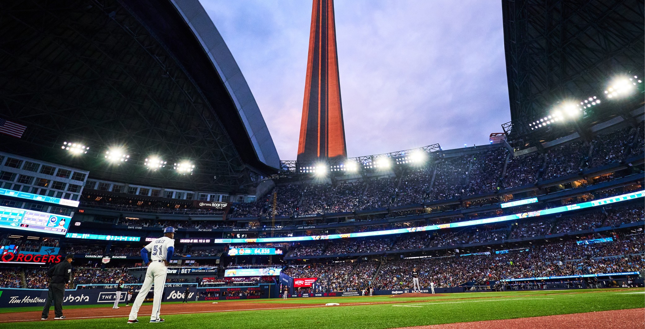 ‘Should be closed,’ Toronto Blue Jays fans divided over Rogers Centre roof being open for ALDS Game 1
