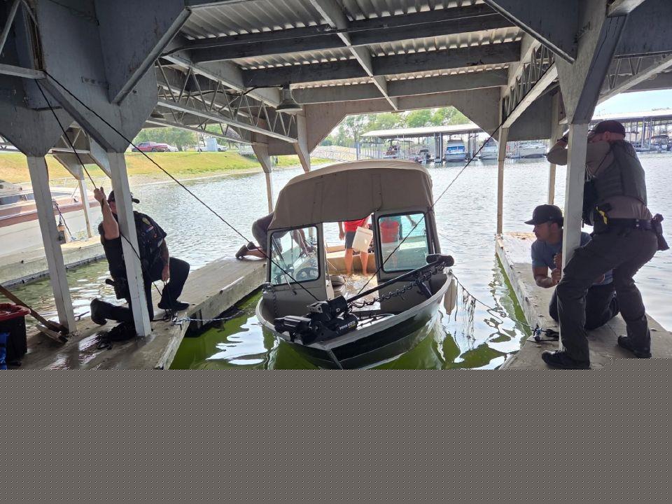 Umatilla police officers pull sinking boat out of marina
