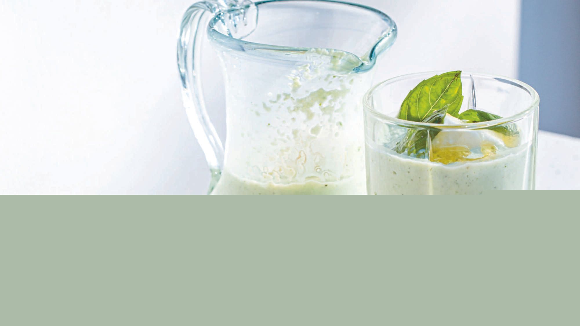 Boisson rafraichissante au concombre, basilic et yaourt glacé