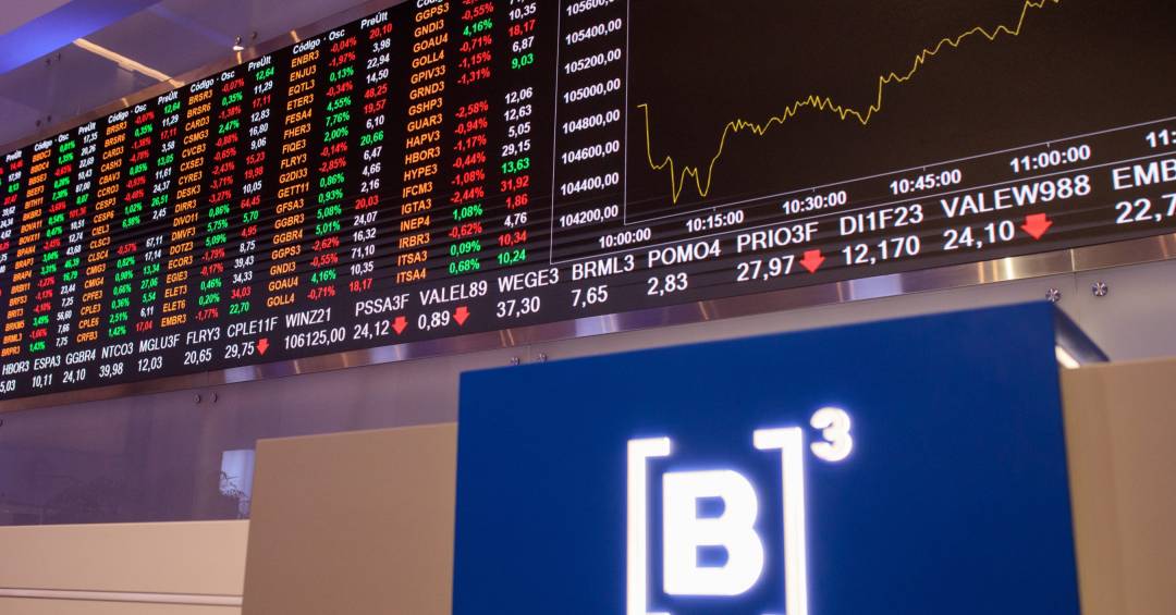 Ibovespa recua com pessimismo no exterior e manutenção de juros no Brasil e nos EUA