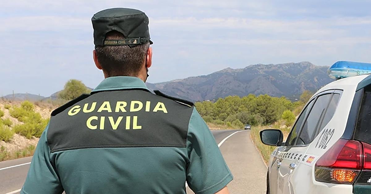 Multas de hasta 200 euros por usar las gafas de eclipse mientras se conduce: la Guardia Civil extrema la vigilancia