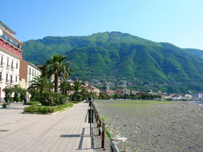#PoliticaLavoro #Castellammare - Fratelli d'Italia serra i ranghi: la città al centro del dibattito dopo lo scioglimento