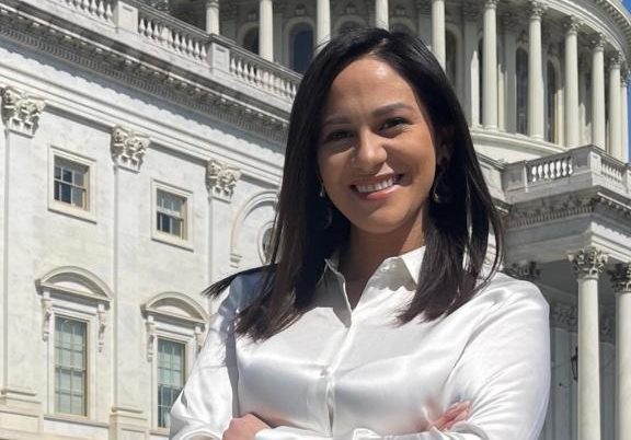 Empleada de representante de Texas murió quemada tras prenderse en llamas