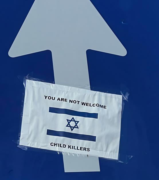 Cartello contro Israele vicino alla scuola. Scoppia il caso sui social