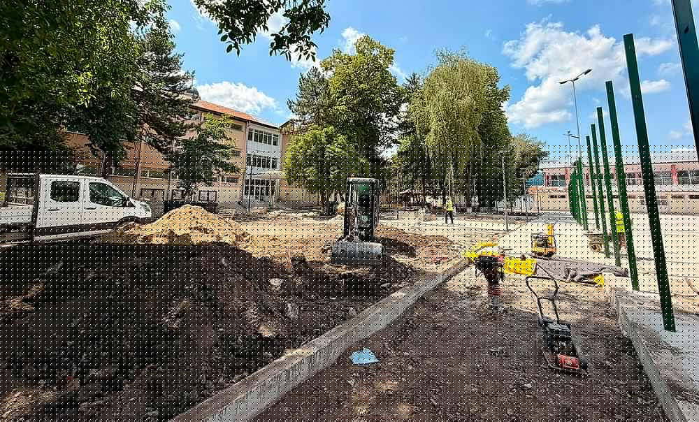 Curtea Colegiului „Gheorghe Vrănceanu” din Bacău, transformată într-un spațiu modern pentru sport și relaxare. Primarul anunță apropierea finalizării lucrărilor