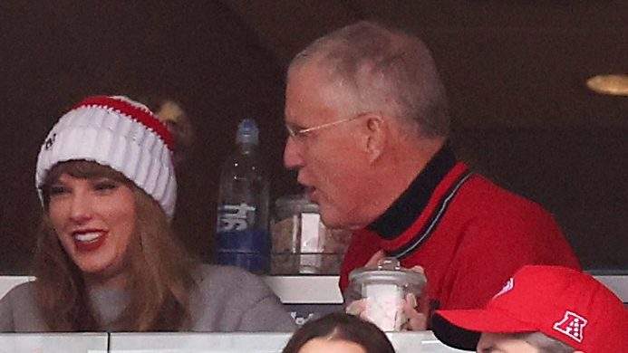 Taylor Swift’s Dad Steals the Show at Chiefs-Ravens Game