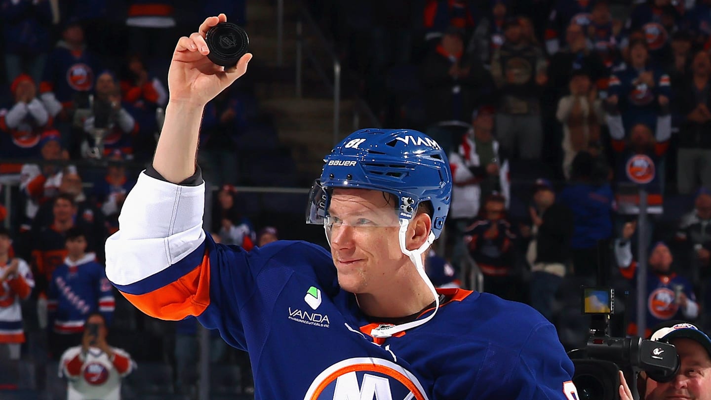 Ondrej Palat makes immediate impact in NY Islanders 5-2 win over spiraling Rangers