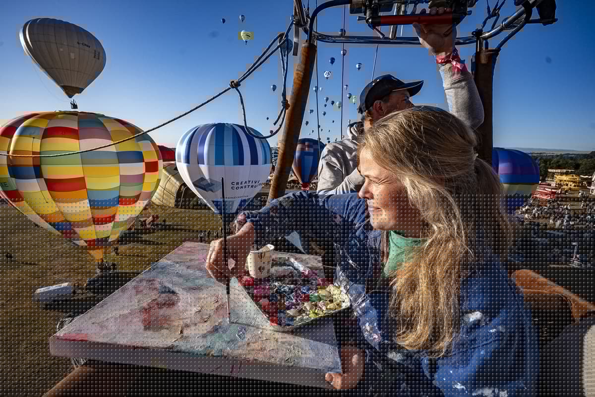 British artist takes to the skies to paint from hot air balloon basket