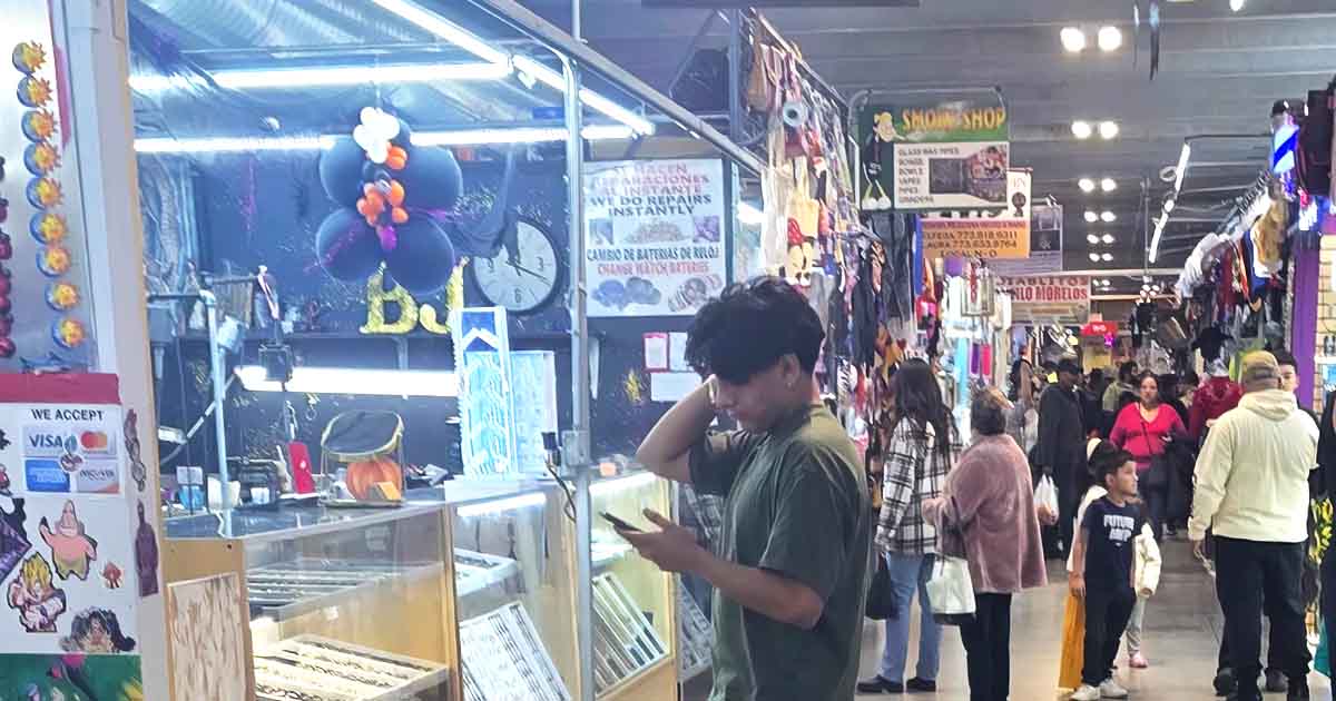The Gigantic Flea Market In Illinois Where $30 Gets You Bags Of Bargains