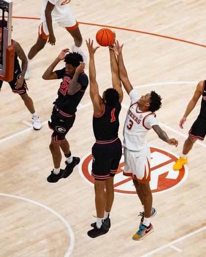 Texas men’s basketball’s plague returns in foul-riddled second half, falling to Auburn