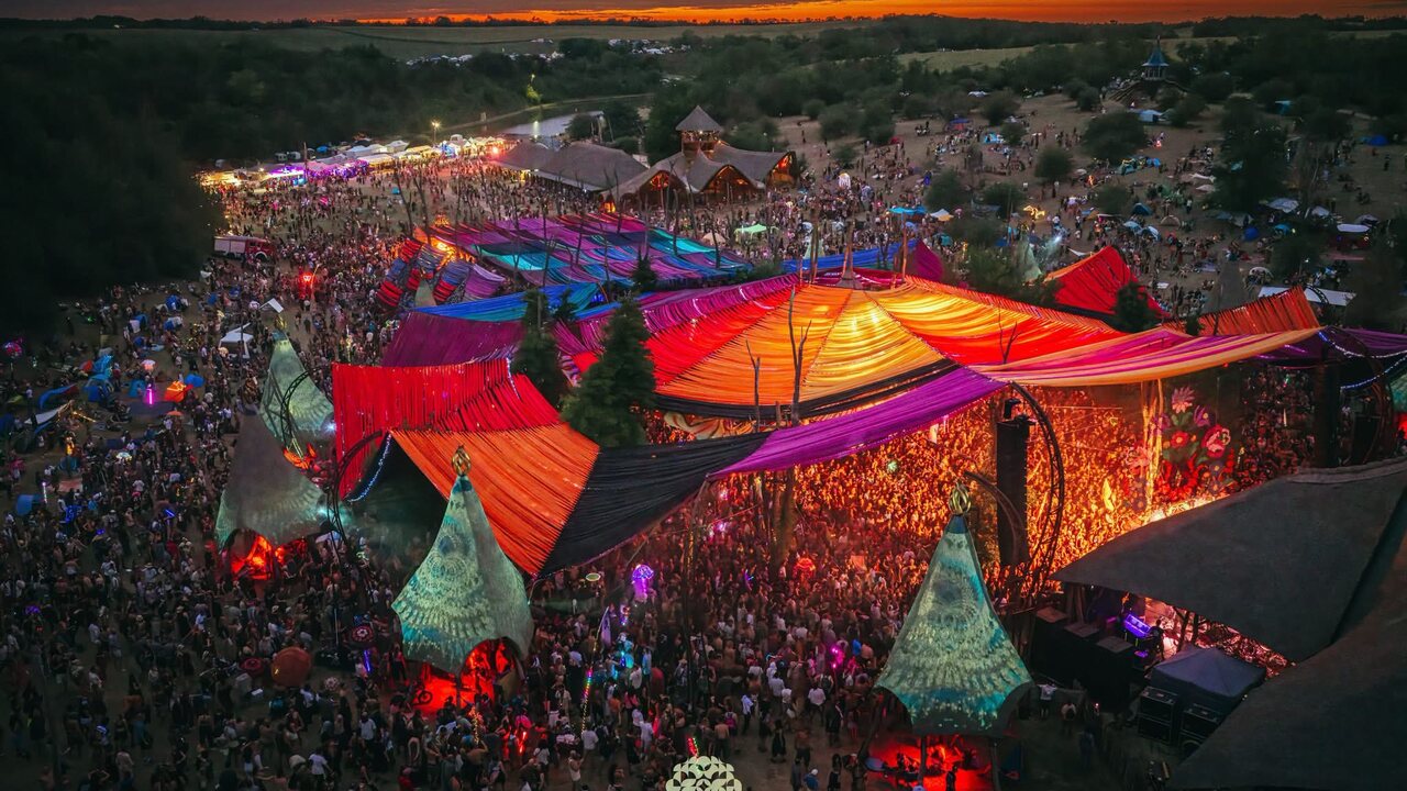 Dve úmrtia v jeden deň predčasne rušia hudobný festival v Maďarsku. Život vyhasol aj pádom z konštrukcie