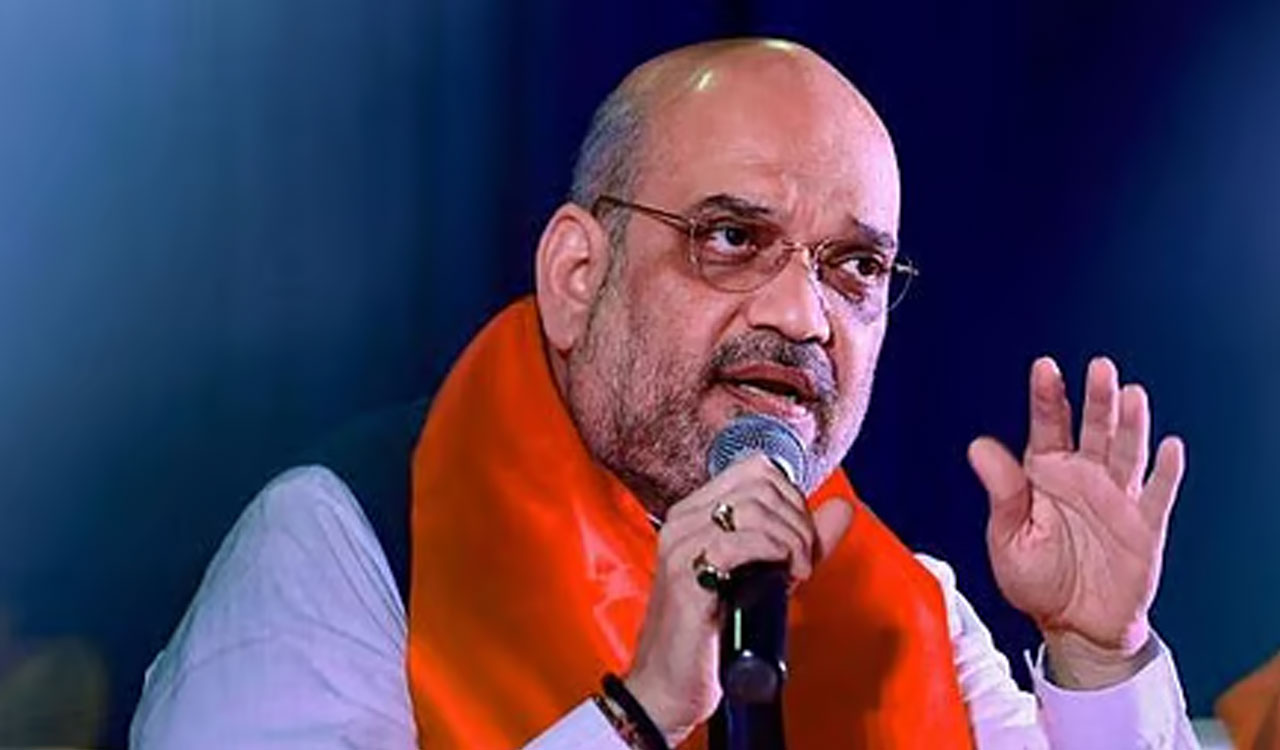 Amit Shah presents presidential colours to Puducherry Police